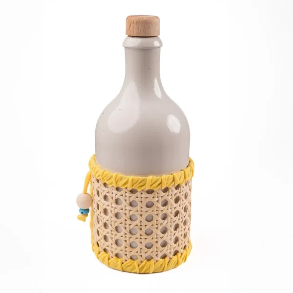 Huilier artisanal en rotin, contour tressé en coton jaune soleil, pour une ambiance conviviale et chic – une création Photyne.