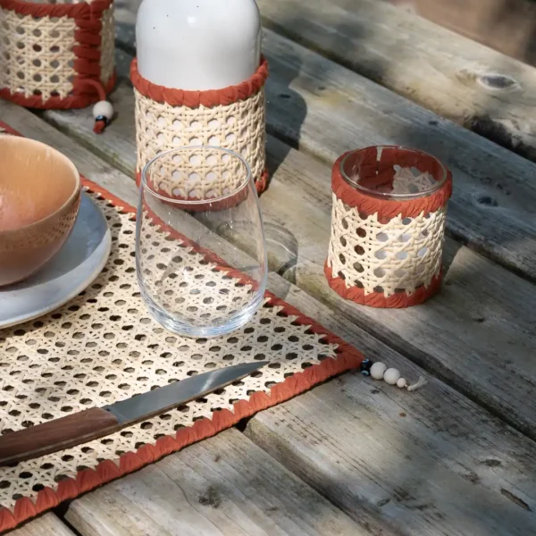 Le partage des moments uniques avec l'Huilier décoratif en rotin Oléa en rotin et coton tressé, l'art de la table de Photyne.