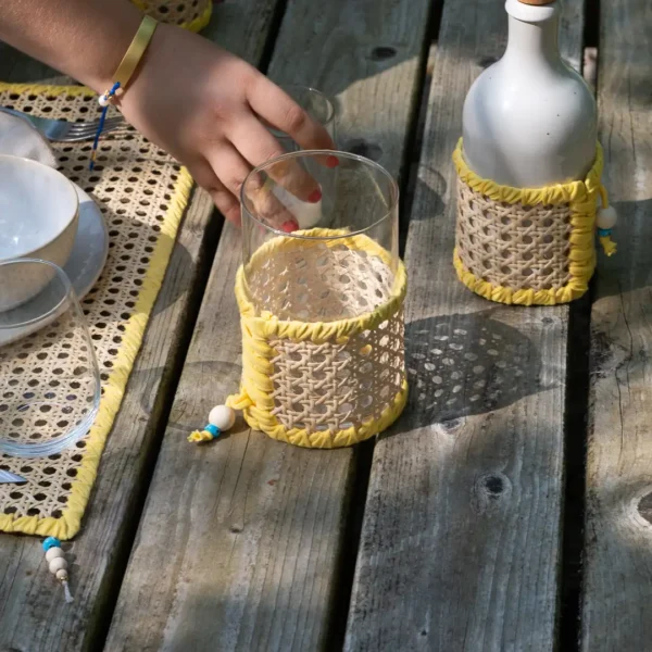 Huilier en grès et rotin, pour un style authentique sur la table – une création Photyne.