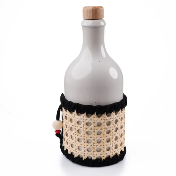 Huilier artisanal en rotin, idéal pour servir vos convives avec élégance – une création Photyne.