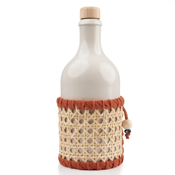 Huilier en grès émaillé avec cannage en rotin, parfait pour une table méditerranéenne – une création Photyne.