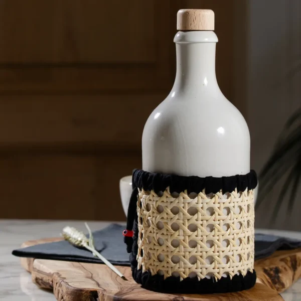 Élégant huilier en grès et cannage de rotin, pour sublimer vos huiles – une création Photyne.