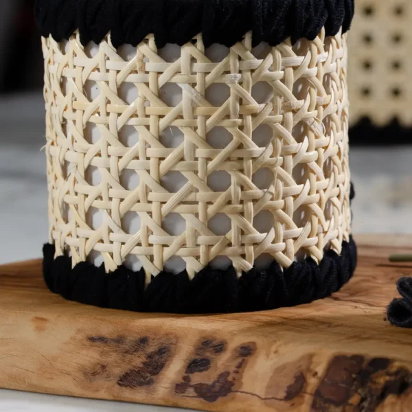 Gros plans sur Élégant huilier en cannage de rotin et tresse de coton noire –l'art de la table par Photyne.