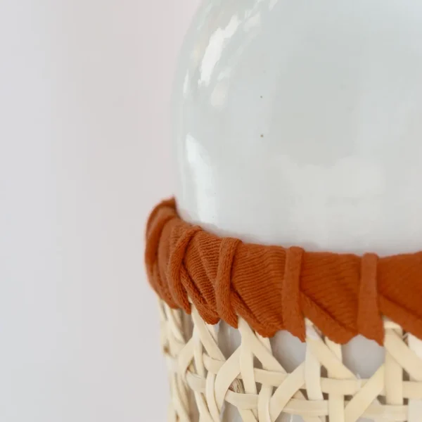 Focus sur une Huilier en grès et rotin, pour une table chic et naturelle – une création Photyne