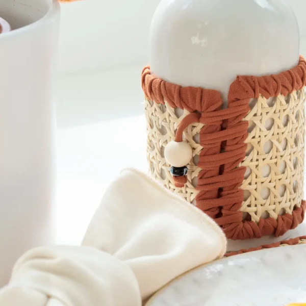 Huilier artisanal en rotin, touche naturelle et chic dans la cuisine – une création Photyne.