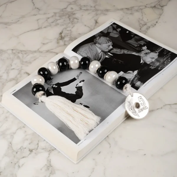 Komboloi géant en perle de céramique noire et blanche grecques - une belle idée déco originale - Photyne