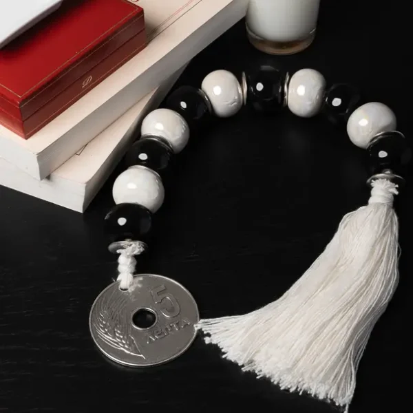 Komboloi décoratif de table ELPIS - perles de céramique et ancienne pièce de 5 drachmes - un style unique pour embellir votre intérieur - Photyne.