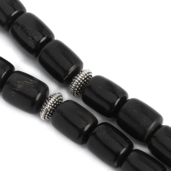 Gros plan sur les perles en corne du komboloi noir, véritable objet de la tradition grecque - une création Photyne