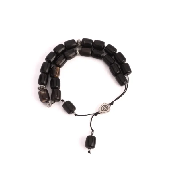 Komboloi de poche noir, un accessoire aux influences méditerranéennes entre mode et tradition - Photyne