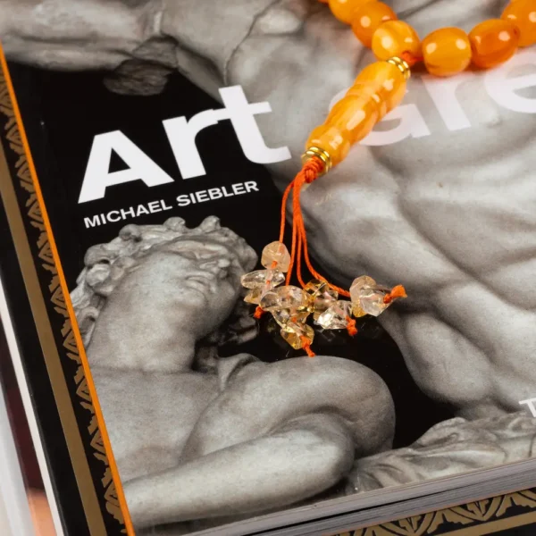 Komboloi ambre - gros plan sur finition - un accessoire deco et mode magnifique - création artisanale Photyne