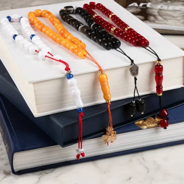 Les 4 komboloï de la collection Photyne : ambre, corail, corne et ivoire - une gamme mélangeant tradition authentique et élégance contemporaine.