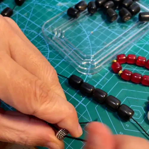 Komboloi artisanal- étape de la fabrication - atelier Photyne