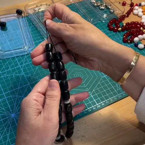 contrôle de la fabrication du komboloï grec - image d'atelier Photyne