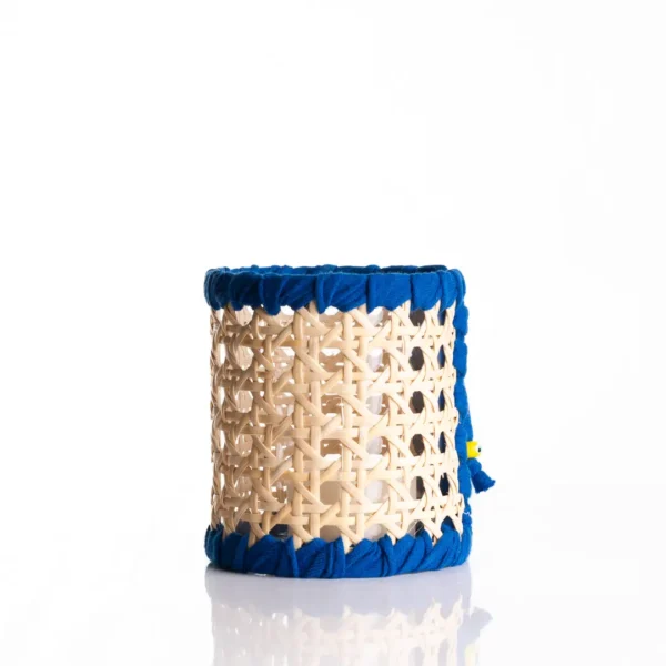 Photophore en verre et rotin, pour une lumière tamisée élégante – une création Photyne.