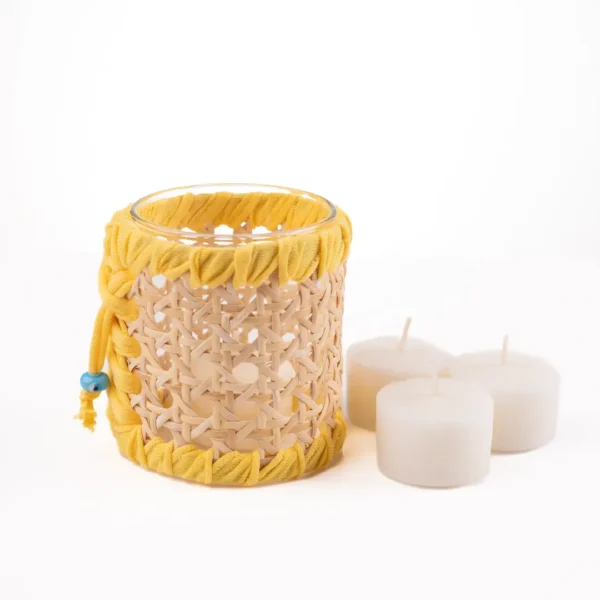 Élégant photophore en verre transparent et rotin, tresse de coton jaune soleil, pour des soirées cosy – une création Photyne.