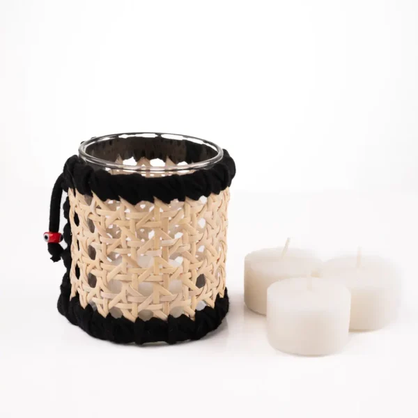 Photophore en rotin naturel et sa tresse de couleur Noire, une déco chaleureuse pour l'intérieur comme l'extérieur– Photyne.