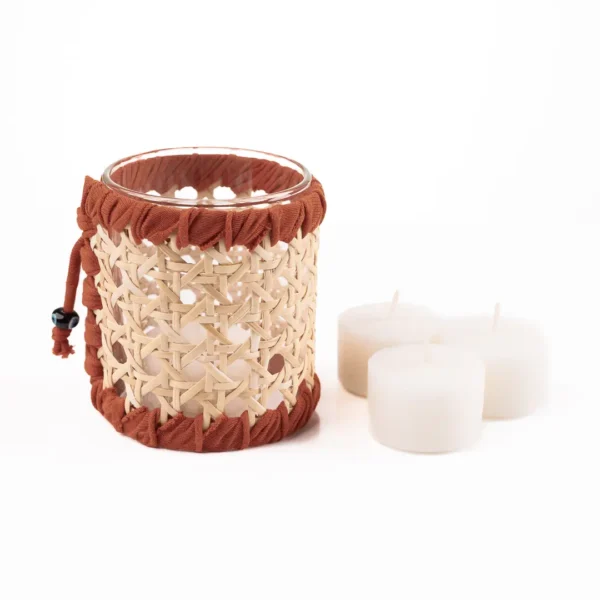 Photophore en rotin naturel et sa tresse de couleur Terracotta, une déco chaleureuse pour l'intérieur comme l'extérieur– Photyne.