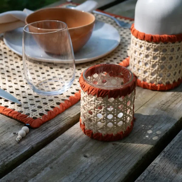 Photophore fait main en rotin tissé de coton terracotta, alliant le charme du naturel et le style originale des arts de la table de Photyne.