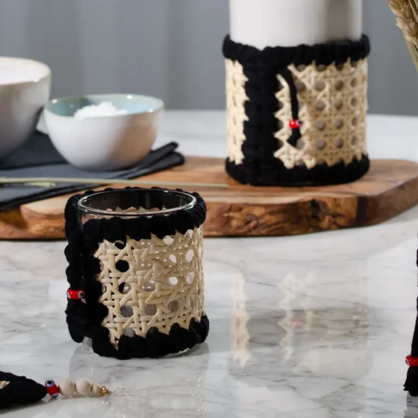 Photophore en verre transparent et cannage de rotin, pour une lumière délicate et chaleureuse – une création Photyne