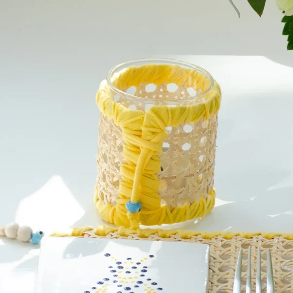 Photophore en verre et rotin, idéal pour un éclairage doux – une création Photyne.