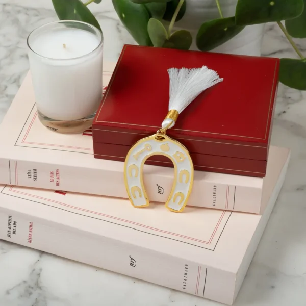 Porte bonheur dorée et émail Ippéa, l'objet chance traditionnel grec pour enchanter votre intérieur - Photyne
