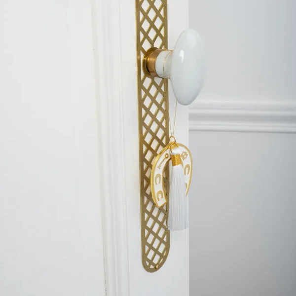 Porte-bonheur Ippéa, fer à cheval tout en discretion, à poser ou suspendre pour décorer la maison - une création Photyne aux influences méditerranéennes