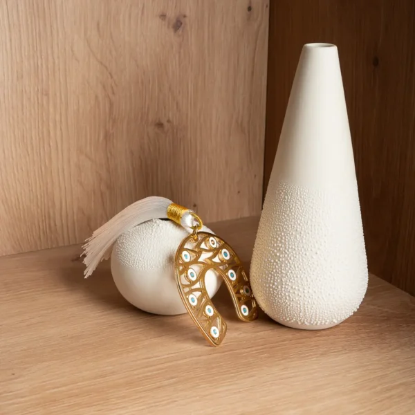 Breloque Porte Bonheur en forme de fer à cheval doré et émaillé Tychi, la chance pour la maison aux infuences méditerranéennes - La déco de Photyne