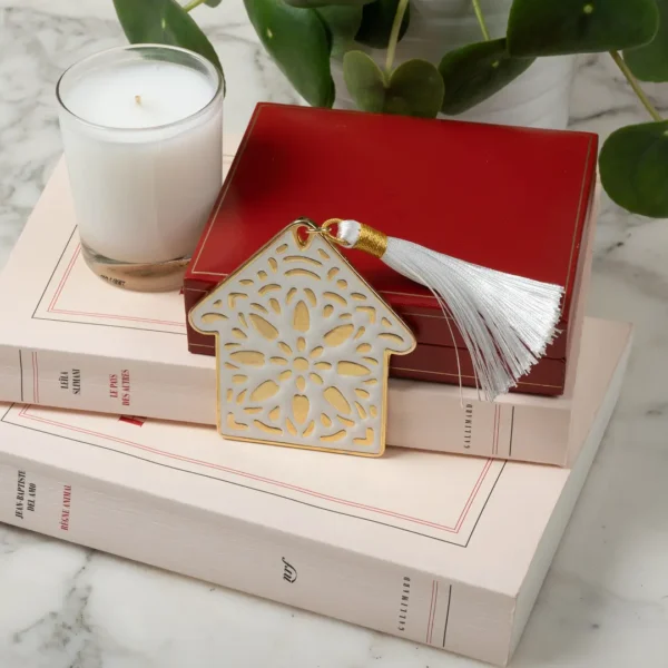 Objet décoratif protecteur Estia en forme de maison émaillée, fusion de la tradition grecque et de la décoration moderne - Photyne