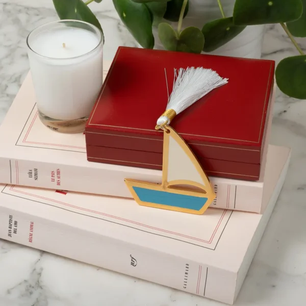 Porte-bonheur en forme de bateau, modèle Karavi, breloque à suspendre ou poser, métal doré et émaillé - la déco de Photyne
