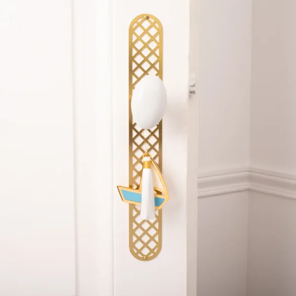 Objet porte bonheur grec en forme de bateau et son pompon délicat, à suspendre ou poser, la déco idéale pour le bonheur de la maison- Photyne