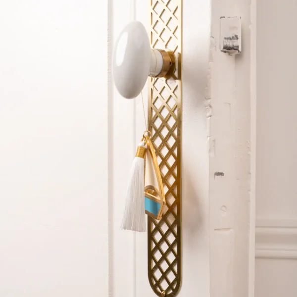 Décor unique : le porte bonheur traditionnel en forme de bateau Karavi, une décoration grecque par Photyne