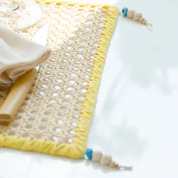 Set de table en fibres naturelles, ambiance conviviale pour repas et réceptions à l'extérieur comme dans la maison– une création Photyne.