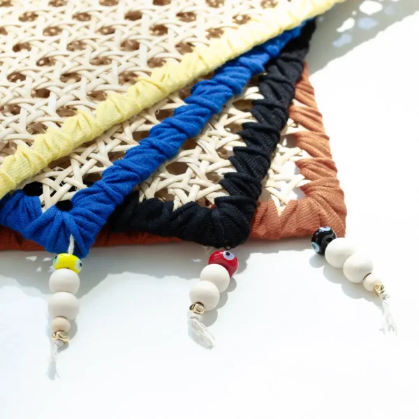 Élégant set de table en rotin tissé en 4 couleurs – une création Photyne.