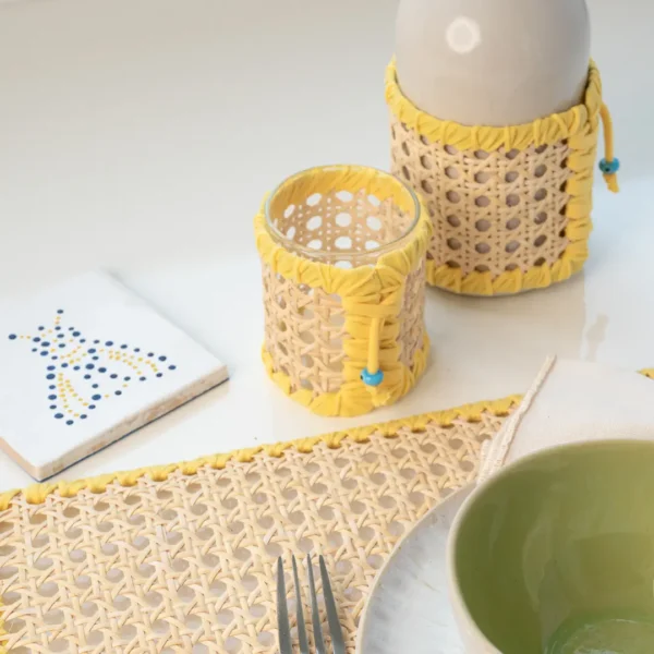 Set de table en cannage artisanal, couleur Jaune Soleil, apportez une touche de naturel à votre table – une création Photyne.