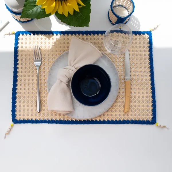 Set de table en fibre végétale tissée de coton bleu cyclades, idéal pour les petites comme les grandes réceptions – une création Photyne.