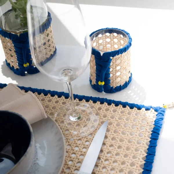 Set de table fait main en rotin, coton et perle de bois pour une décoration méditerranéenne chic – une création Photyne.
