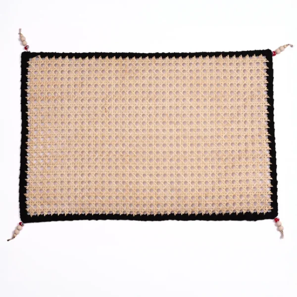 Set de table original, cannage de rotin naturel, contour en tresse de coton de couleur noire et perles de bois - décor de table chic et bohème - une création Photyne