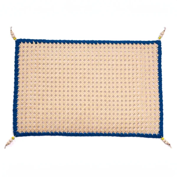 Set de table original, cannage de rotin naturel, contour en tresse de coton de couleur bleu et perles de bois - décor de table chic et bohème - une création Photyne