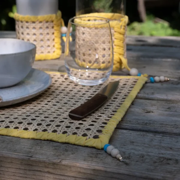 Set de table en cannage de rotin naturel et sa tresse de coton jaune soleil, parfait pour une table originale l– une création Photyne