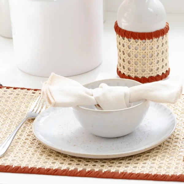 Set de table en rotin, tresse de coton couleur terracotta, un décor de table aux influences bohème et méditerranéenne– une création Photyne