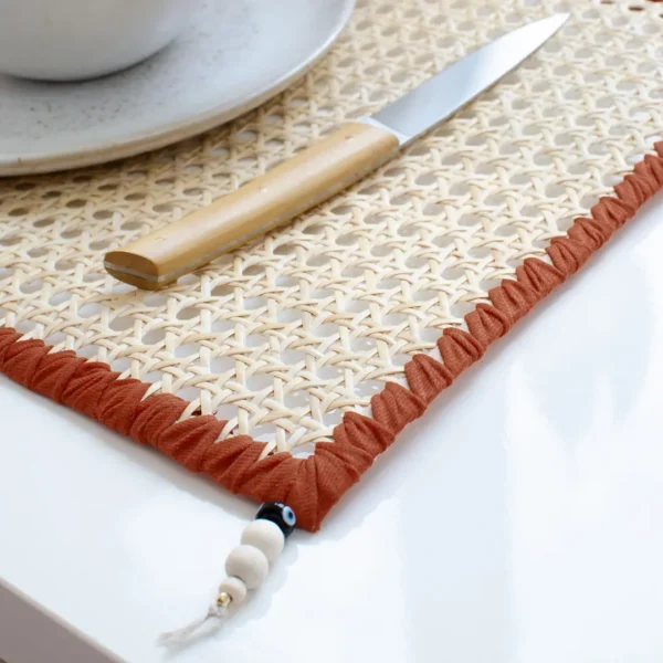 Gros plan sur le Set de table Canna, en fibre naturelle, idéal pour un décor de table tout en élégance et minimalisme –Arts de la table Photyne.