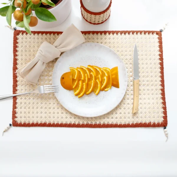 Set de table Canna, couleur terracotta, Accessoire de table en rotin tissé, inspiré par la douceur grecque et la lumière de Méditerranée – une création Photyne