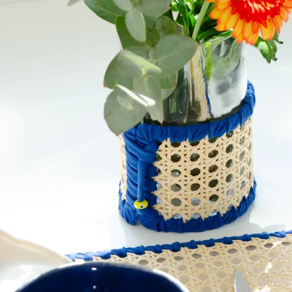 Vase Anthis bleu Cyclades - Cannage de rotin et tissage bleu - Photyne