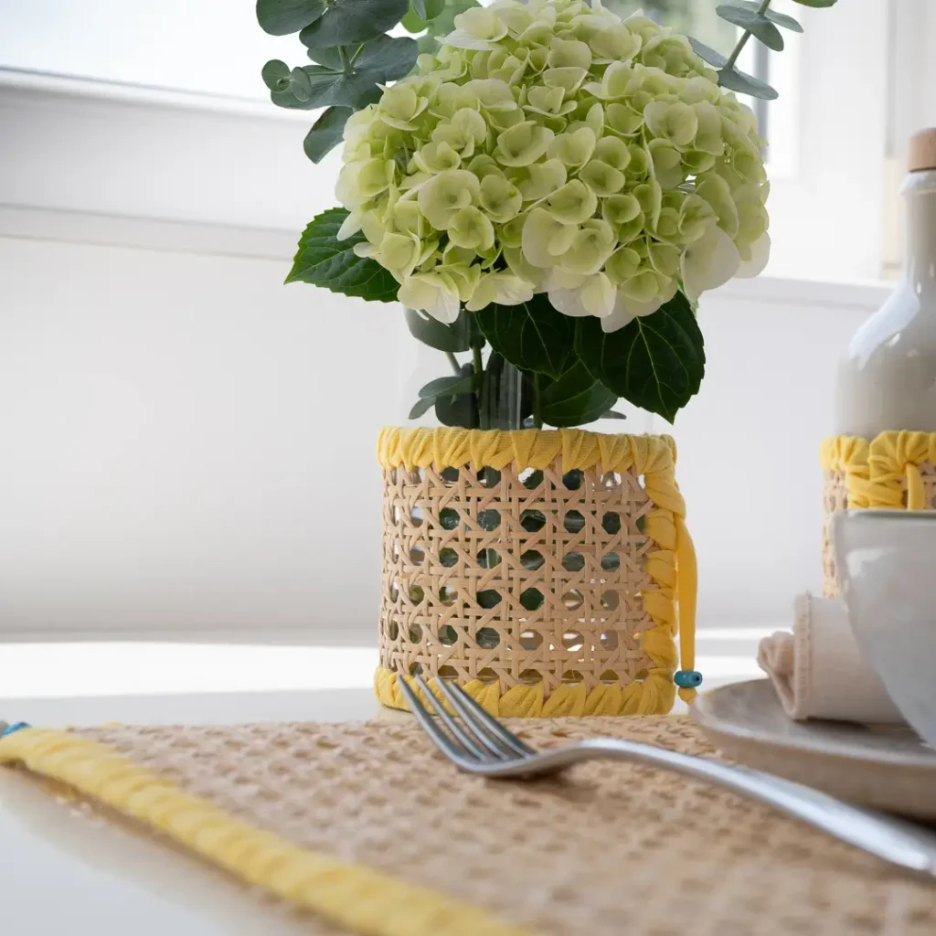 Vase en cannage de rotin et coton tressé jaune soleil - savoir faire artisanal franco-grec