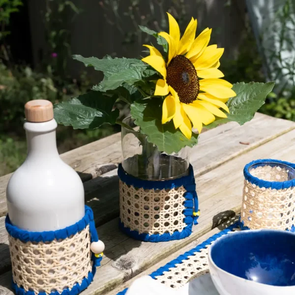 Vase décoration de table en cannage de rotin et tresse de coton bleu cyclades - Une création unique par Photyne