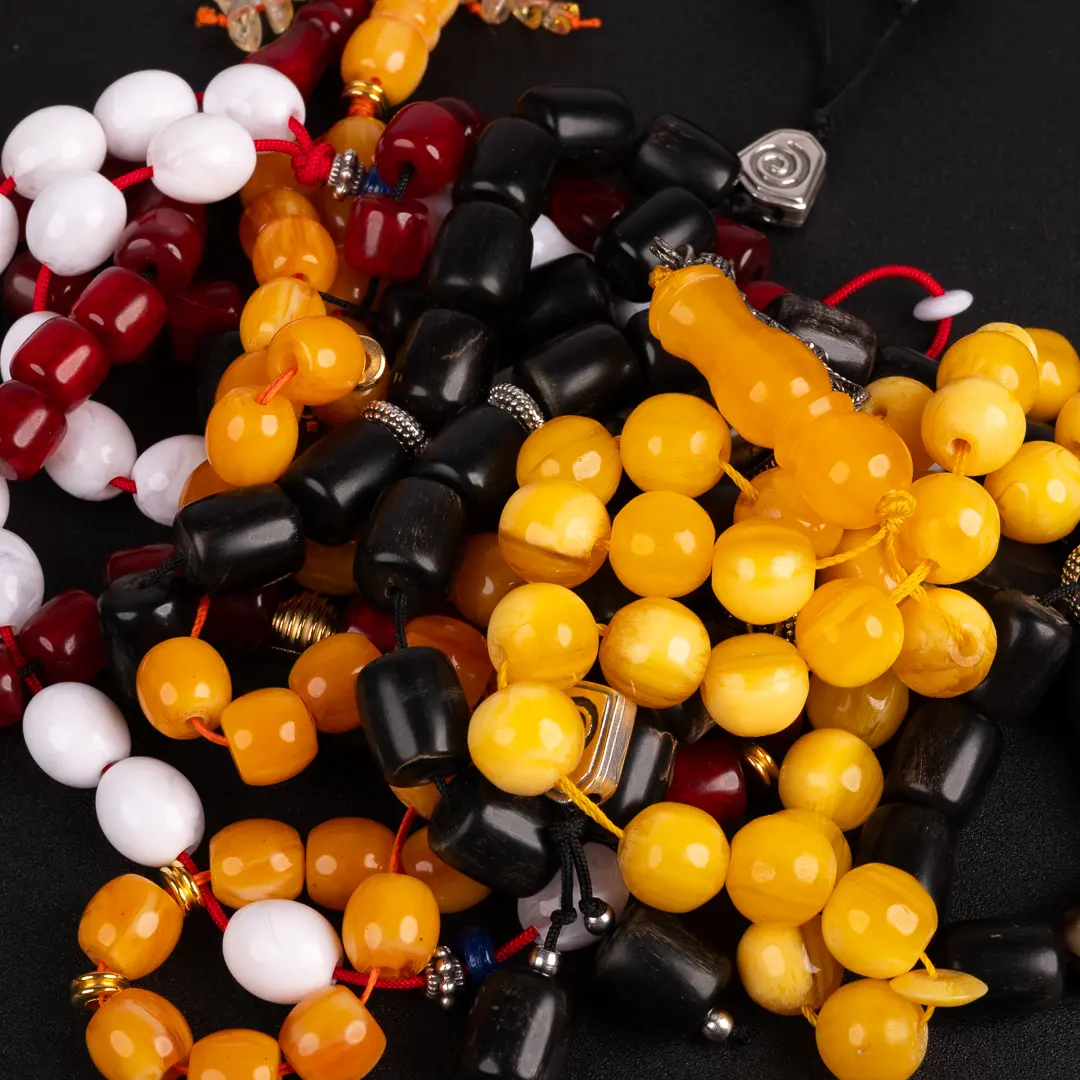 Assortiment de perles de komboloï - ivoire, ambre, corne, os - Photyne