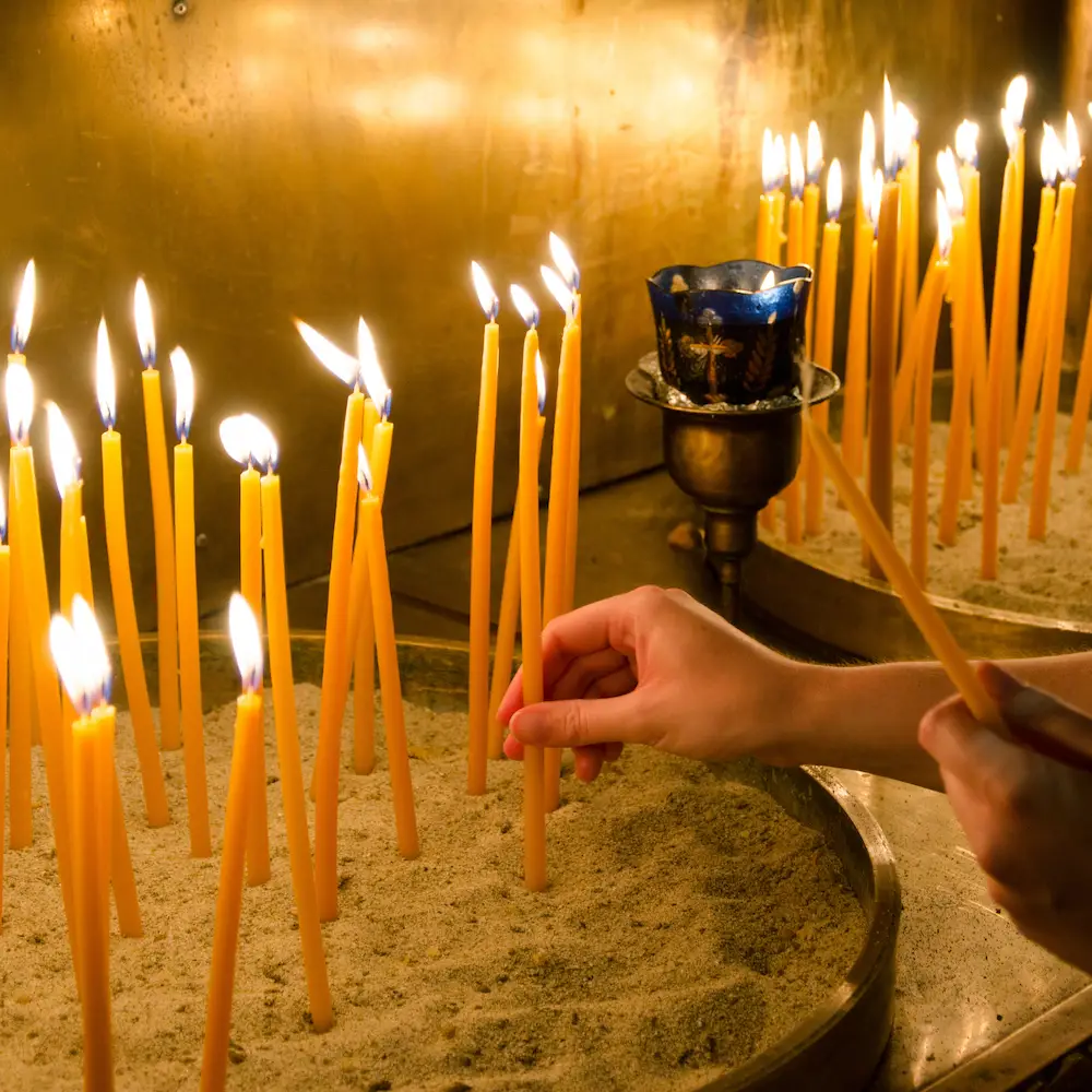 Cierges allumés dans une église grecque- tradition de Noel - Photyne