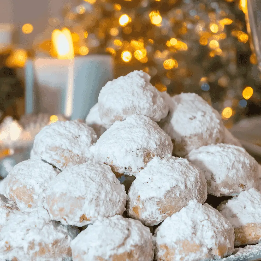 Plateau de kourabiedès - gateaux grec de noël aux amandes - Photyne