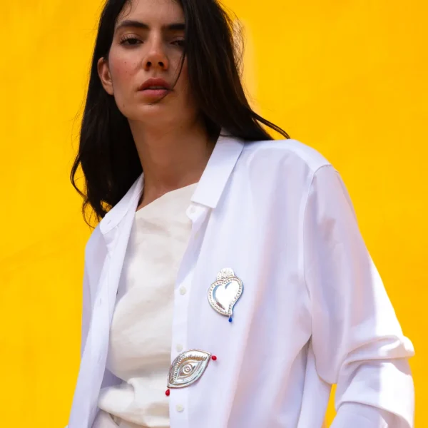 deux broches Tama oeil et Tama coeur sur chemise blanche - style incomparable - une création artisanale Photyne