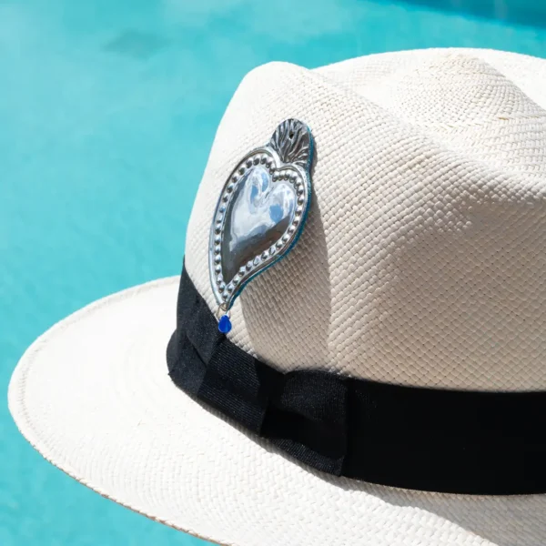 Broche Tama coeur sacré sur chapeau - décoration unique - un bijou Photyne